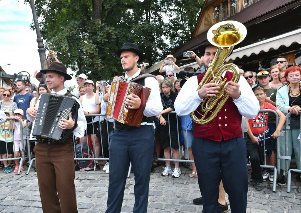 Festiwalowy korowód na Krupówkach