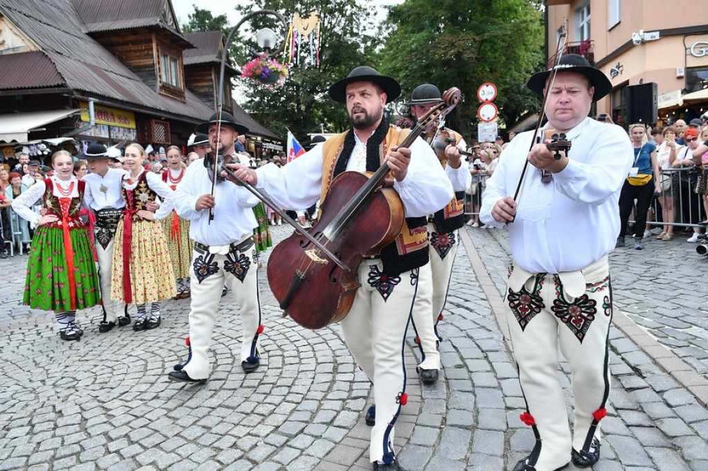 Festiwalowy korowód na Krupówkach
