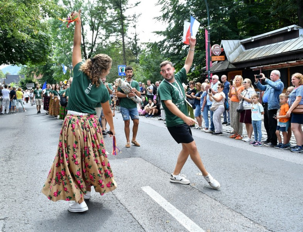 Festiwalowy korowód na Krupówkach