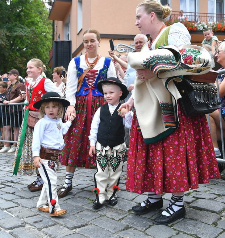 Festiwalowy korowód na Krupówkach