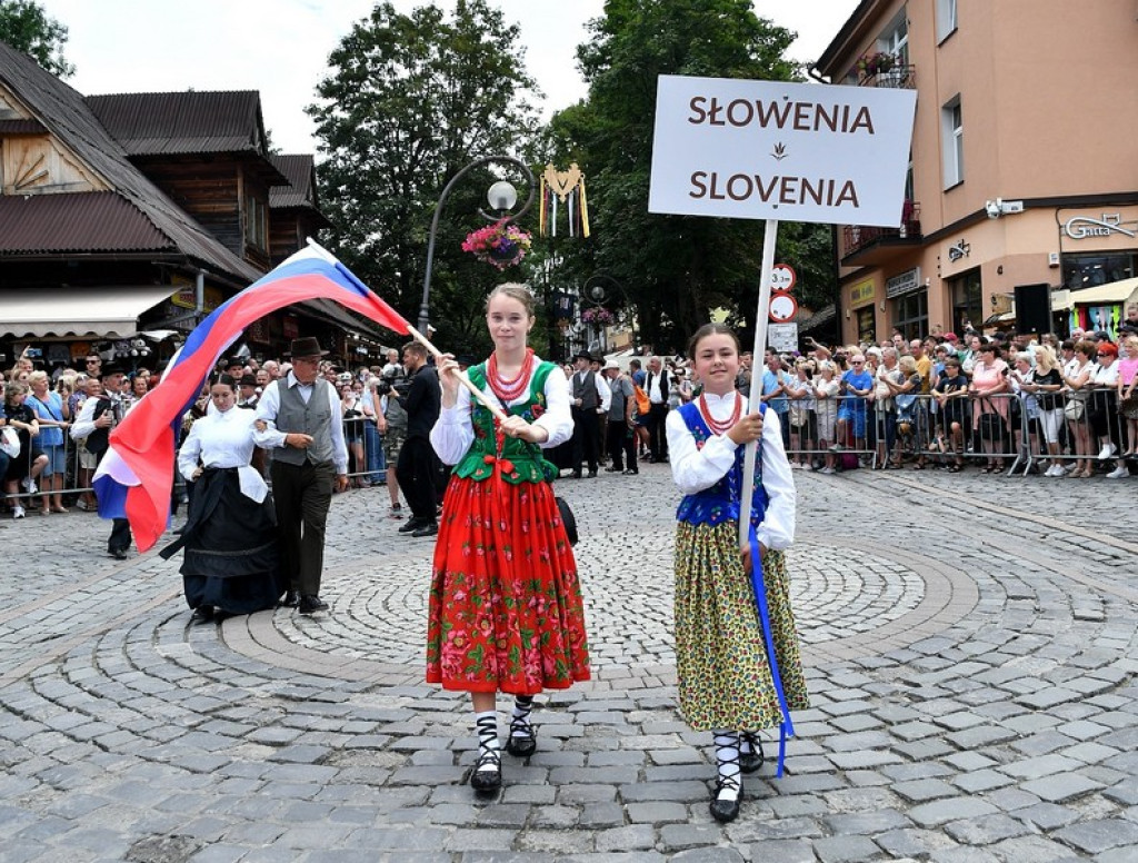 Festiwalowy korowód na Krupówkach