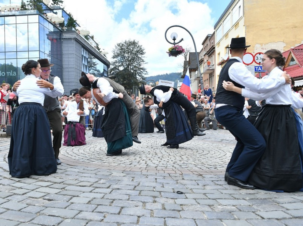 Festiwalowy korowód na Krupówkach