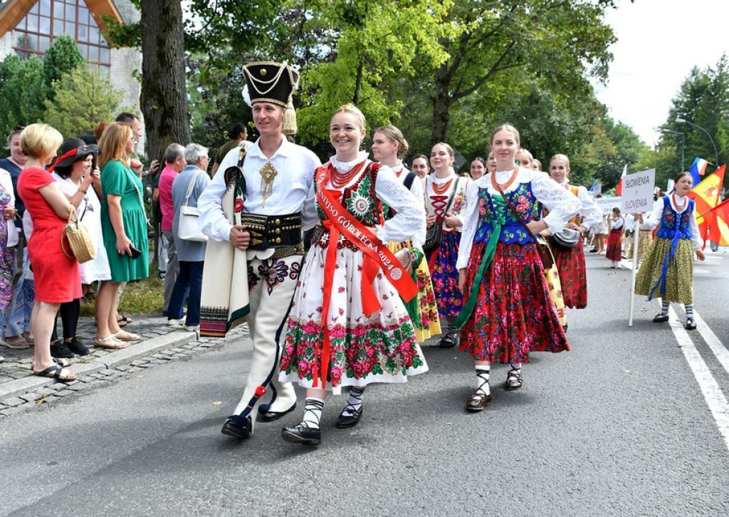 Festiwalowy korowód na Krupówkach