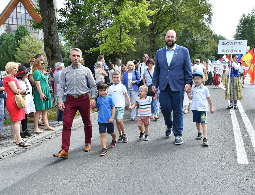 Festiwalowy korowód na Krupówkach