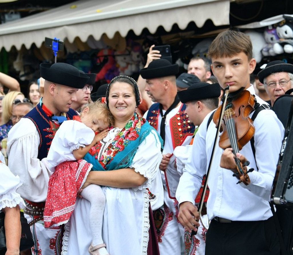 Festiwalowy korowód na Krupówkach