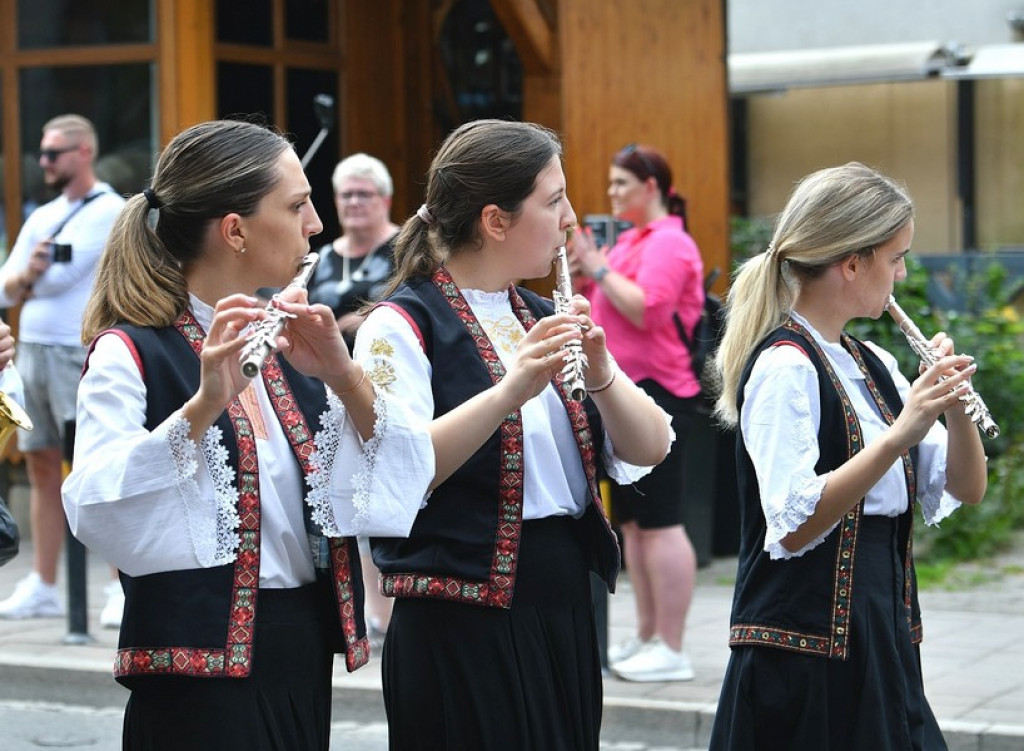 Festiwalowy korowód na Krupówkach