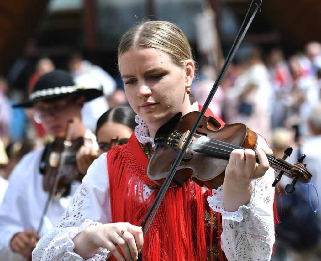Festiwalowy korowód na Krupówkach