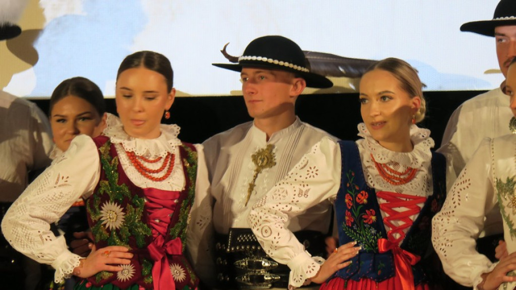 Zbójnicek ze Zębu tańczy, śpiewa i gra już 60 lat