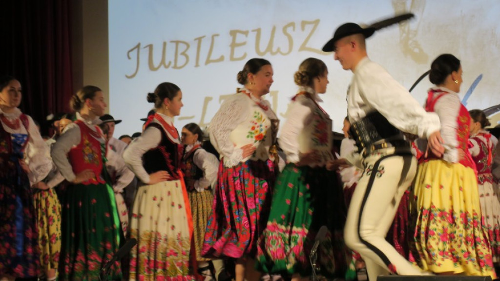Zbójnicek ze Zębu tańczy, śpiewa i gra już 60 lat