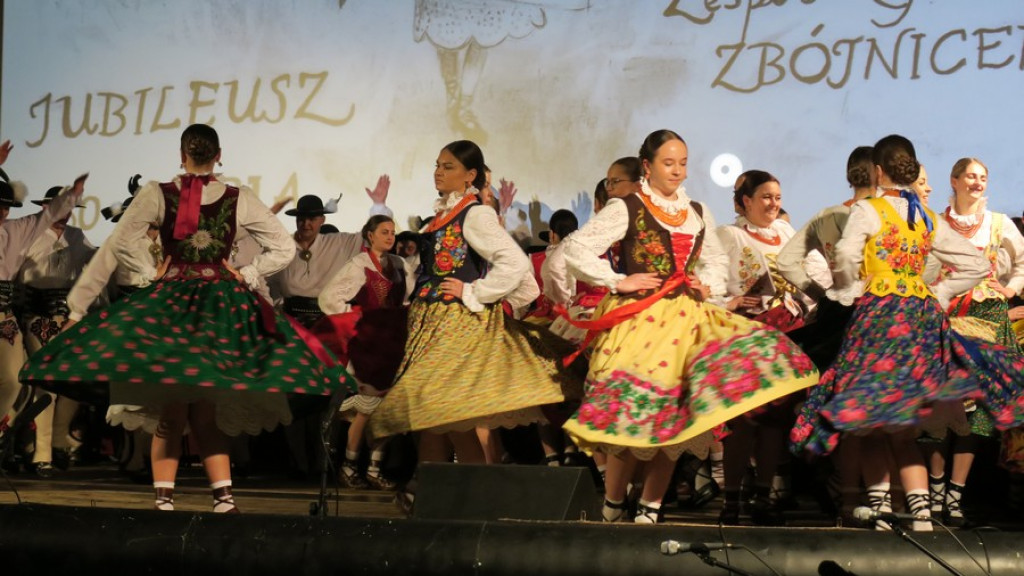 Zbójnicek ze Zębu tańczy, śpiewa i gra już 60 lat