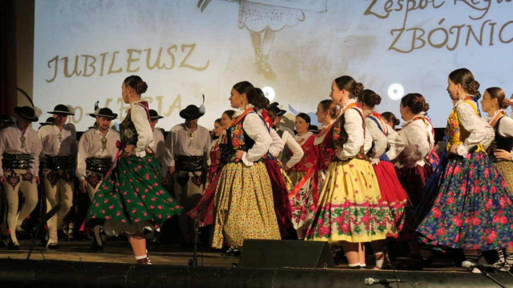 Zbójnicek ze Zębu tańczy, śpiewa i gra już 60 lat