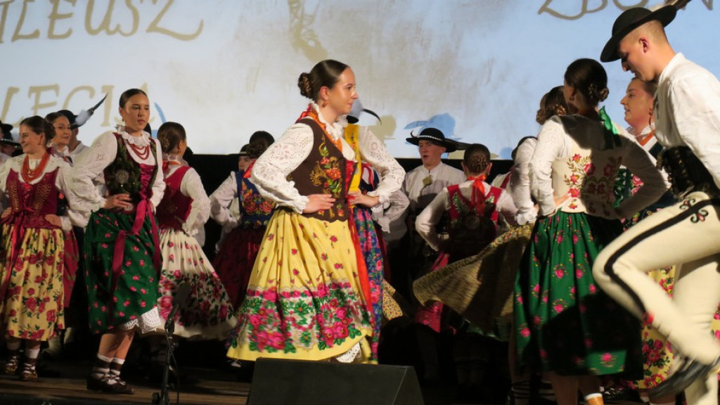 Zbójnicek ze Zębu tańczy, śpiewa i gra już 60 lat