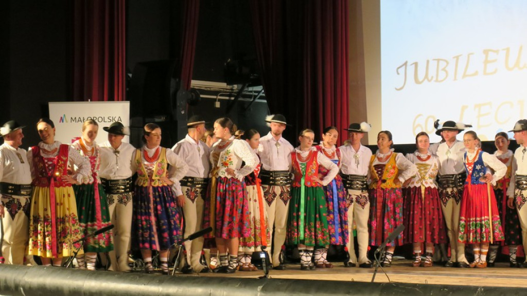 Zbójnicek ze Zębu tańczy, śpiewa i gra już 60 lat