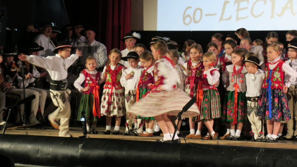 Zbójnicek ze Zębu tańczy, śpiewa i gra już 60 lat