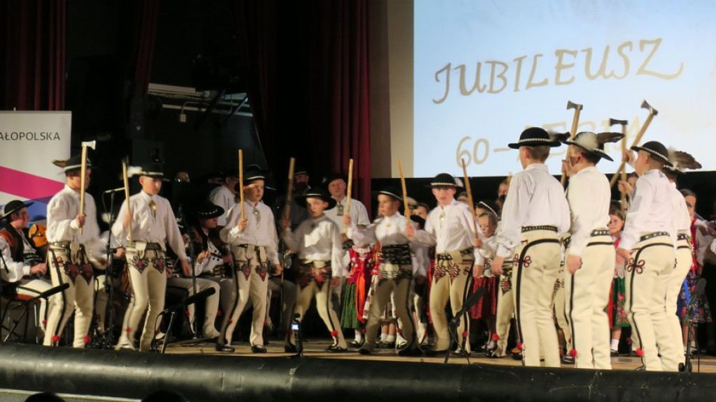 Zbójnicek ze Zębu tańczy, śpiewa i gra już 60 lat