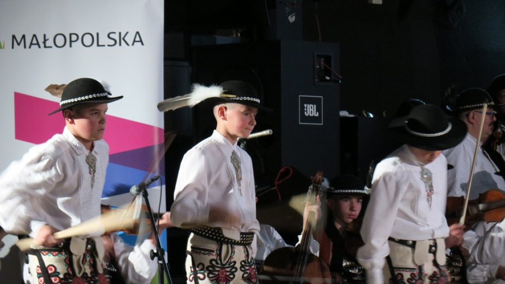 Zbójnicek ze Zębu tańczy, śpiewa i gra już 60 lat