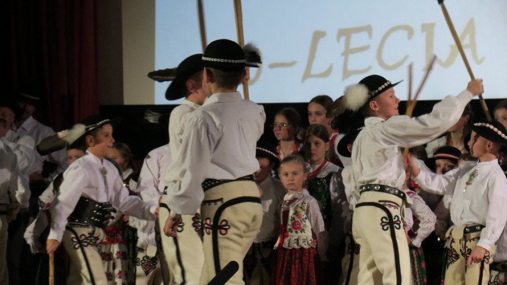 Zbójnicek ze Zębu tańczy, śpiewa i gra już 60 lat