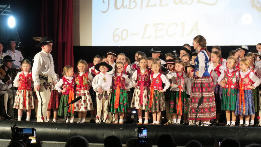 Zbójnicek ze Zębu tańczy, śpiewa i gra już 60 lat