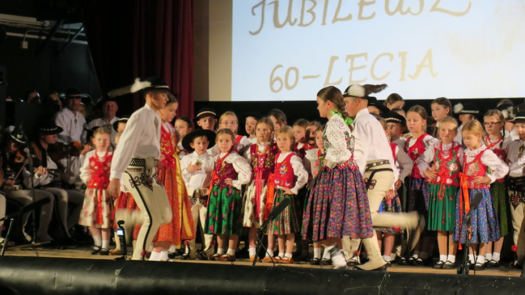 Zbójnicek ze Zębu tańczy, śpiewa i gra już 60 lat