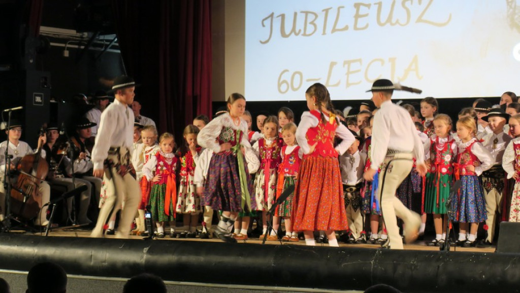 Zbójnicek ze Zębu tańczy, śpiewa i gra już 60 lat