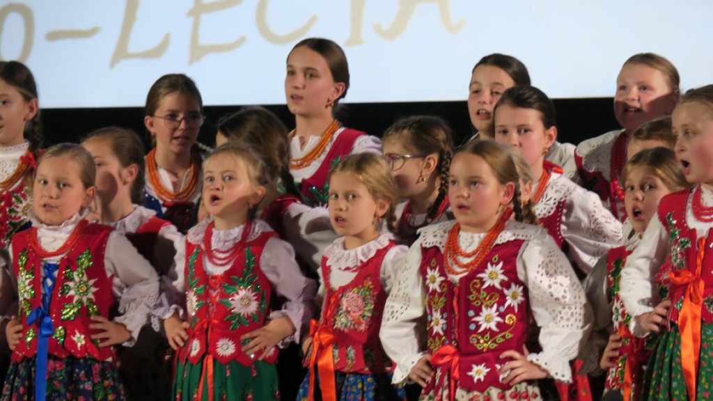 Zbójnicek ze Zębu tańczy, śpiewa i gra już 60 lat