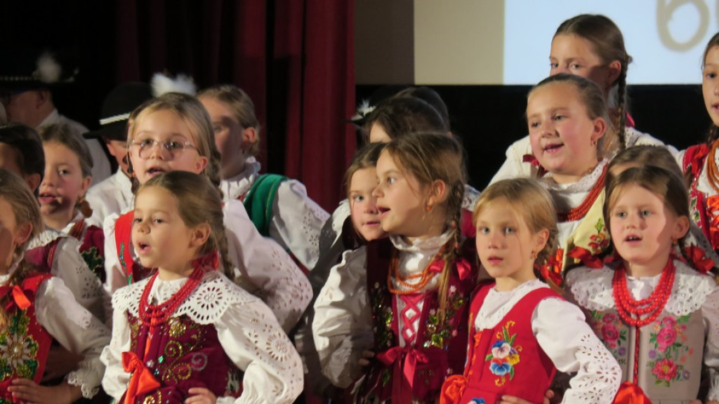 Zbójnicek ze Zębu tańczy, śpiewa i gra już 60 lat