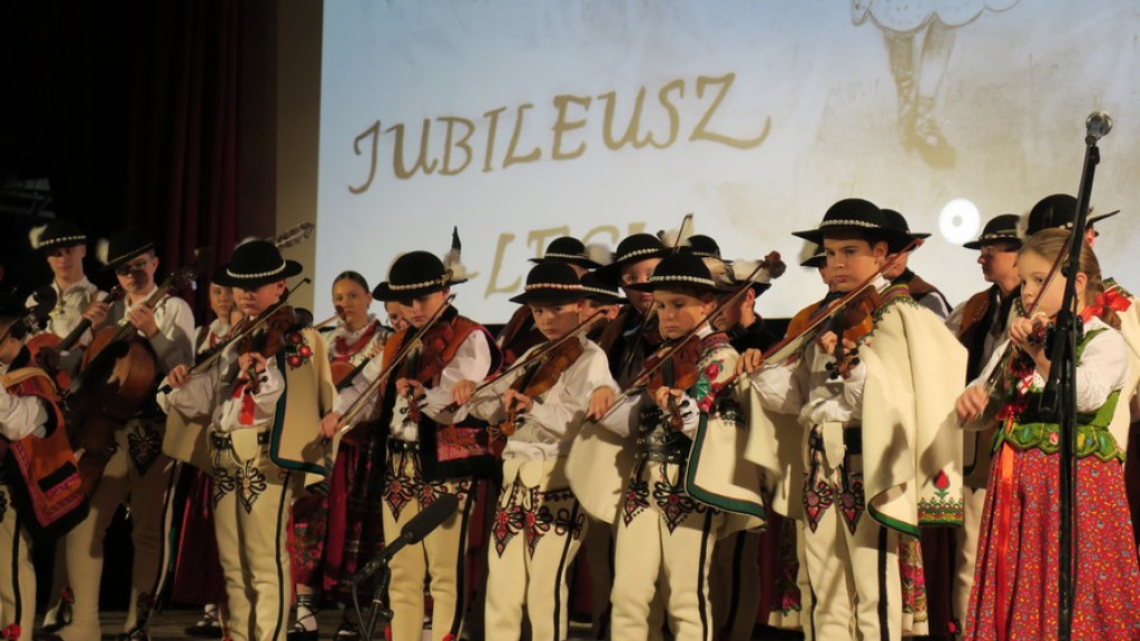 Zbójnicek ze Zębu tańczy, śpiewa i gra już 60 lat