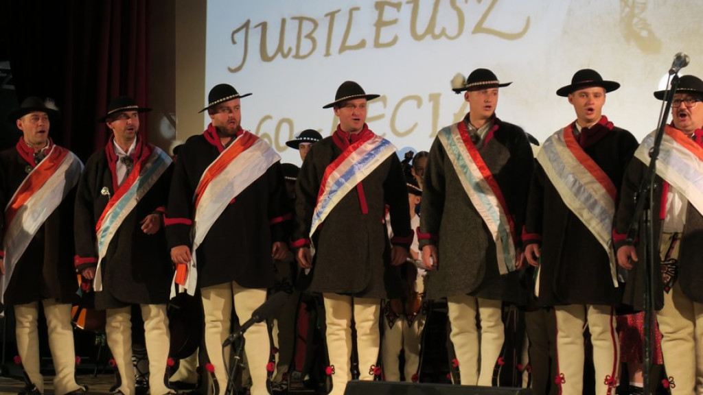 Zbójnicek ze Zębu tańczy, śpiewa i gra już 60 lat