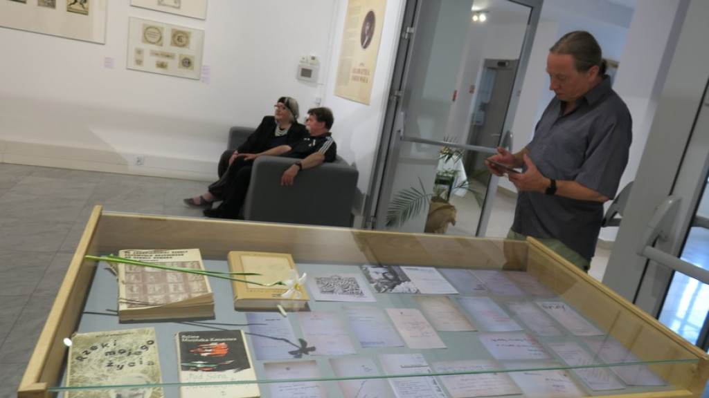 Szesnaście kobiet w Miejskiej Galerii Sztuki