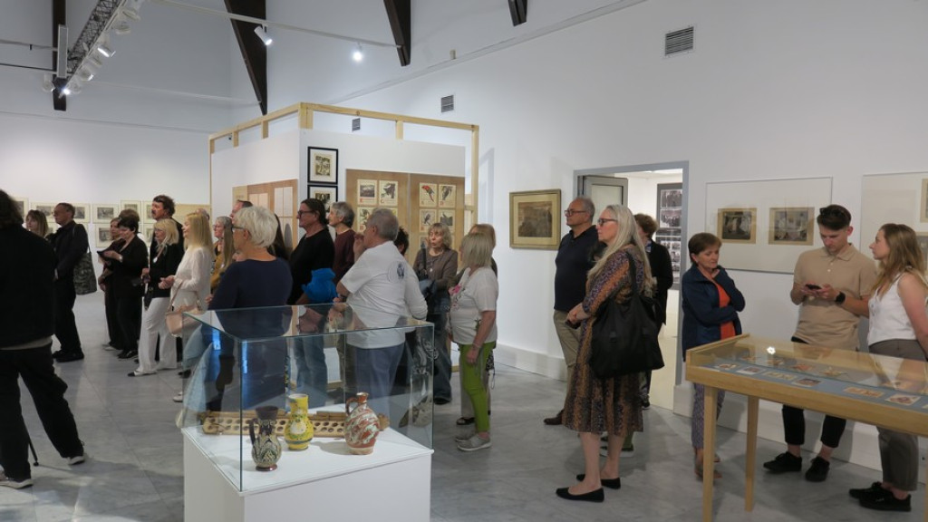 Szesnaście kobiet w Miejskiej Galerii Sztuki