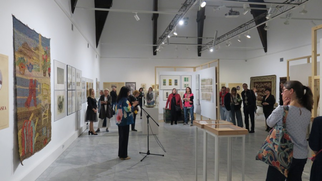 Szesnaście kobiet w Miejskiej Galerii Sztuki