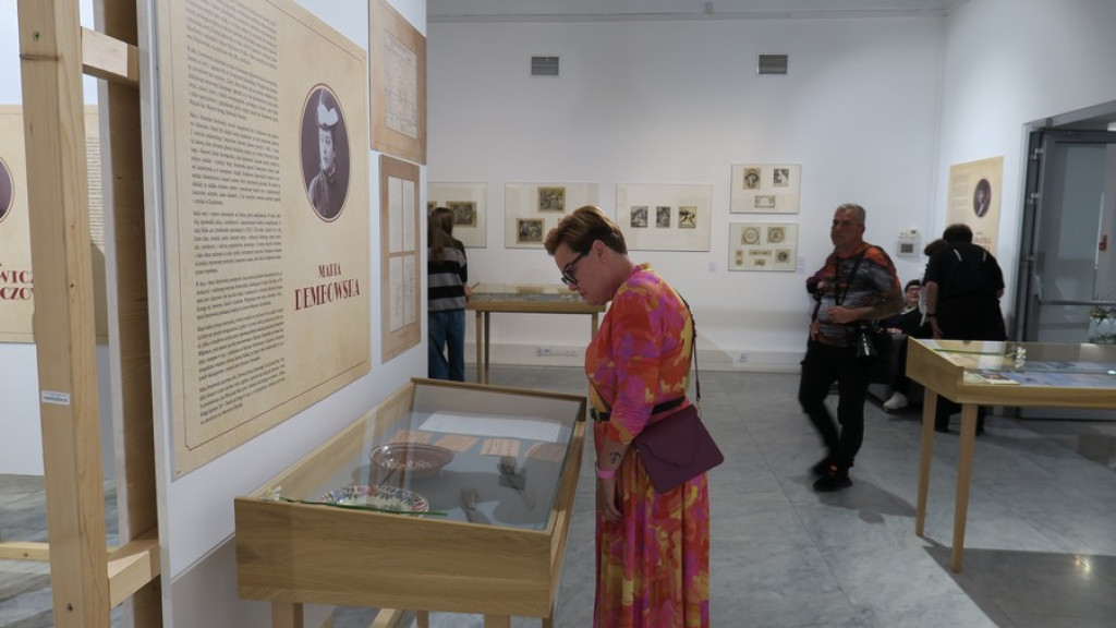 Szesnaście kobiet w Miejskiej Galerii Sztuki
