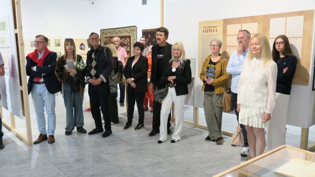 Szesnaście kobiet w Miejskiej Galerii Sztuki