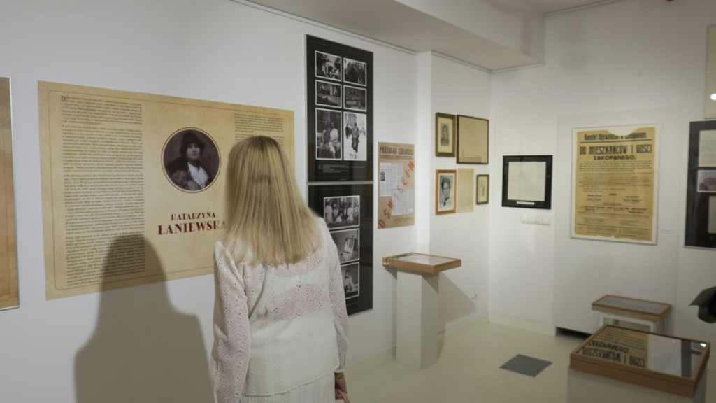 Szesnaście kobiet w Miejskiej Galerii Sztuki