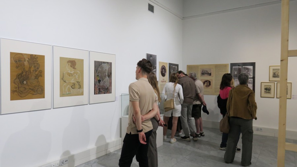 Szesnaście kobiet w Miejskiej Galerii Sztuki