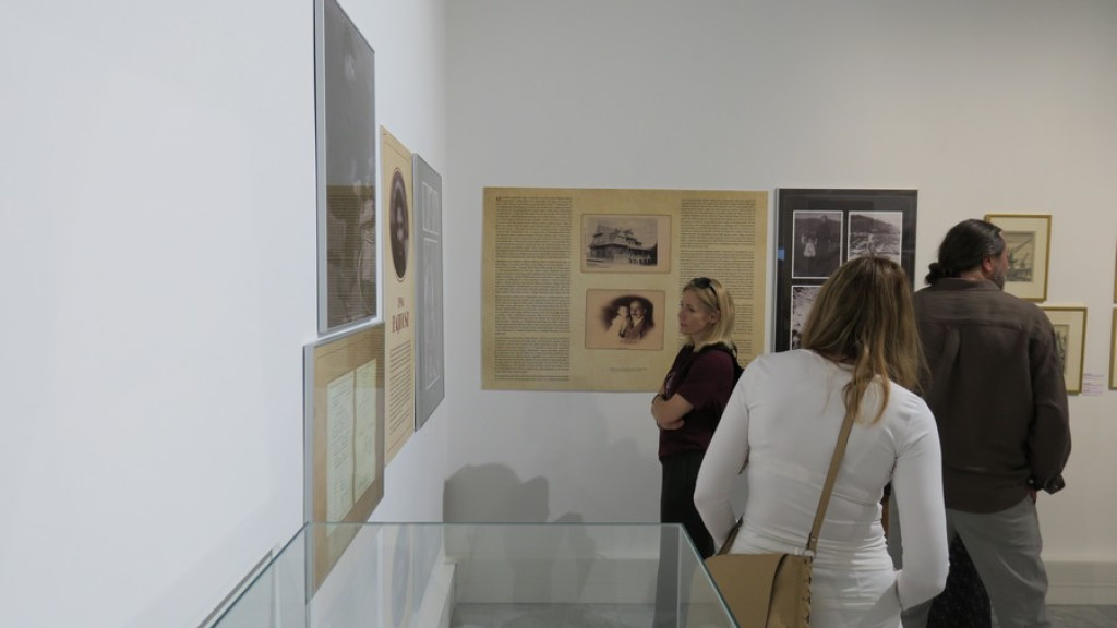 Szesnaście kobiet w Miejskiej Galerii Sztuki
