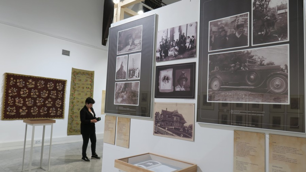 Szesnaście kobiet w Miejskiej Galerii Sztuki