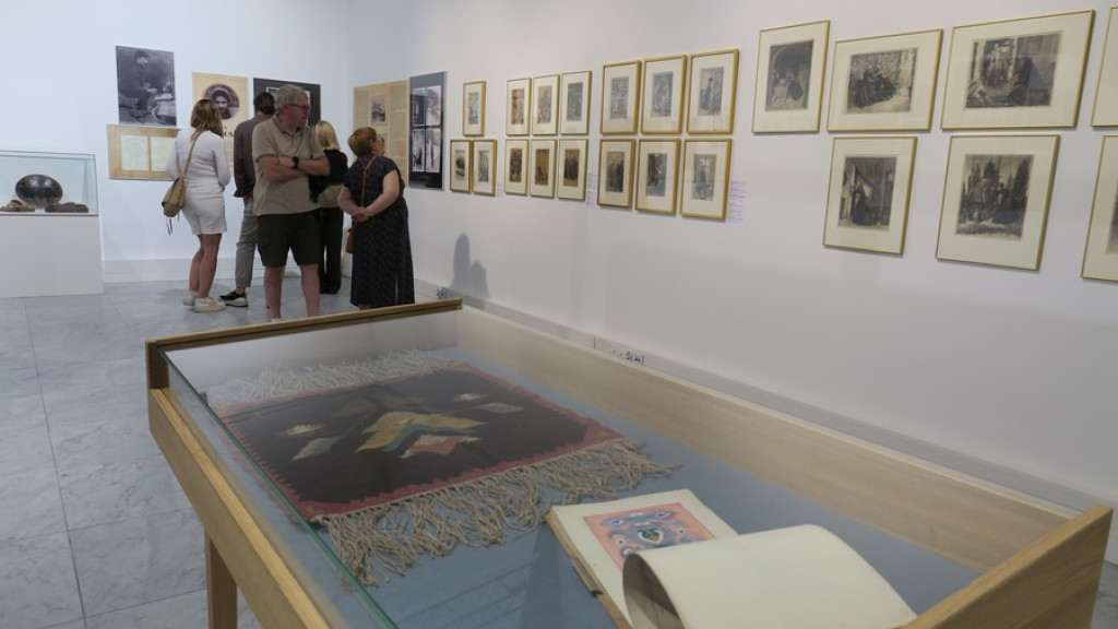 Szesnaście kobiet w Miejskiej Galerii Sztuki