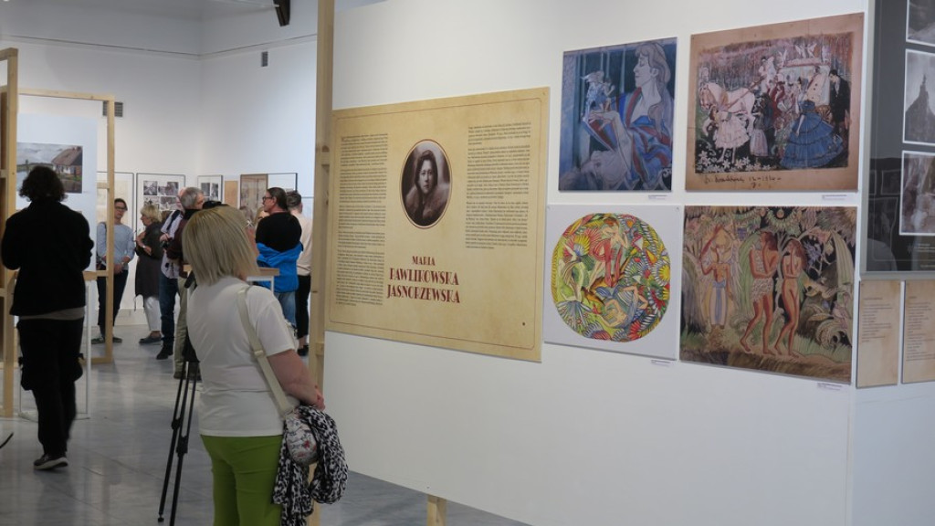 Szesnaście kobiet w Miejskiej Galerii Sztuki