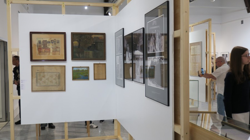 Szesnaście kobiet w Miejskiej Galerii Sztuki