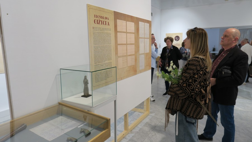 Szesnaście kobiet w Miejskiej Galerii Sztuki
