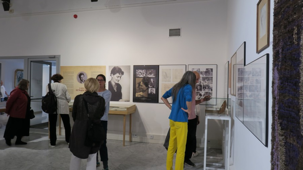 Szesnaście kobiet w Miejskiej Galerii Sztuki