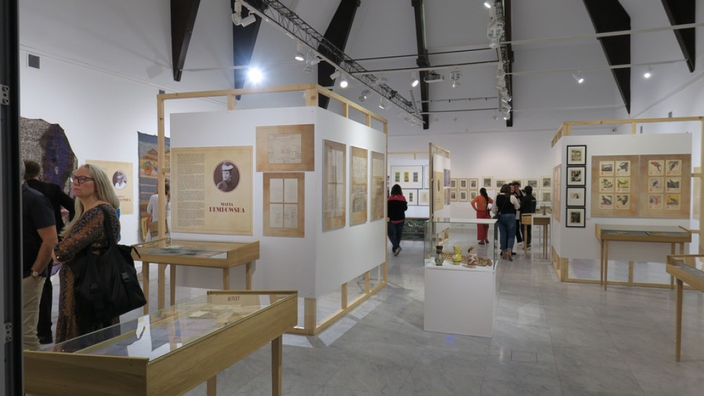Szesnaście kobiet w Miejskiej Galerii Sztuki