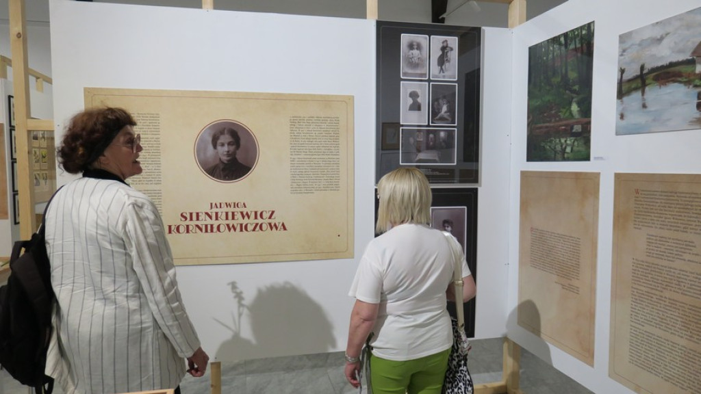 Szesnaście kobiet w Miejskiej Galerii Sztuki