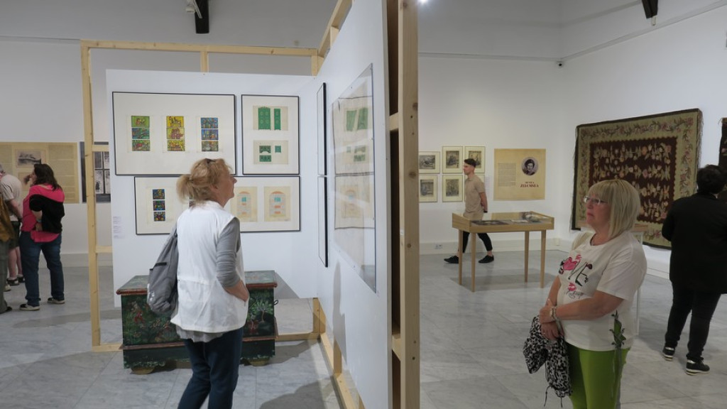 Szesnaście kobiet w Miejskiej Galerii Sztuki