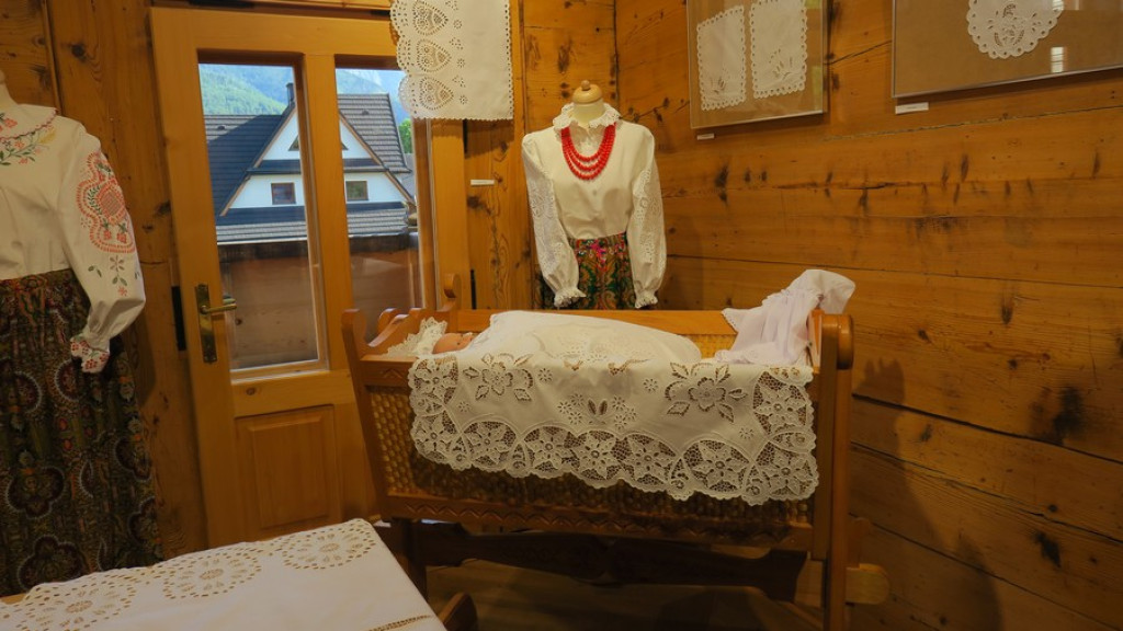 Biały haft w Czerwonym Dworze
