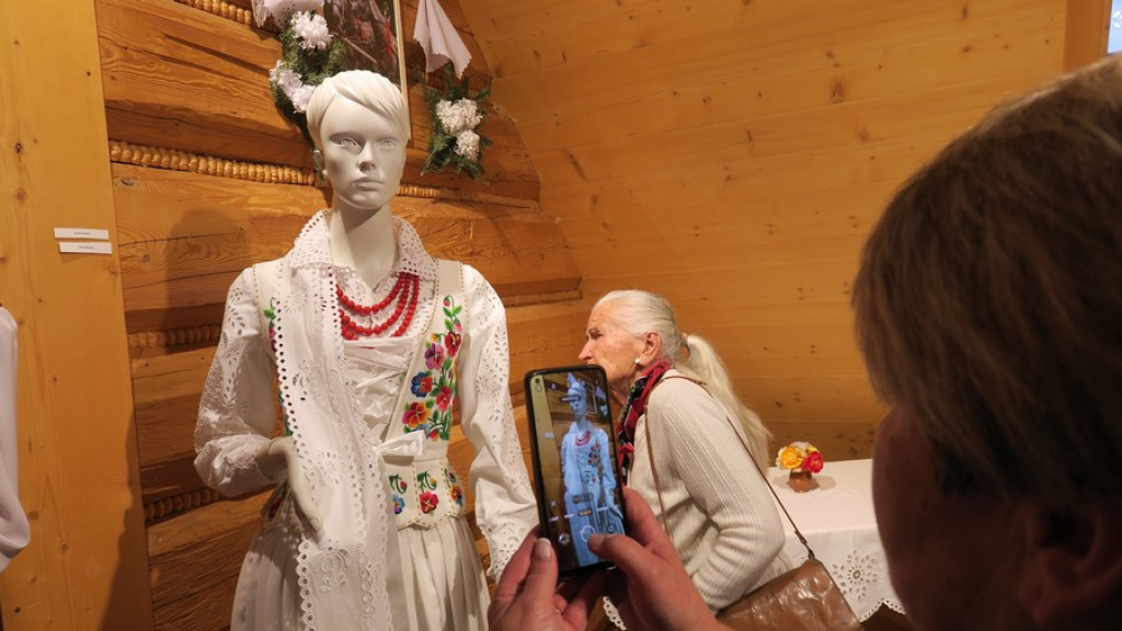Biały haft w Czerwonym Dworze