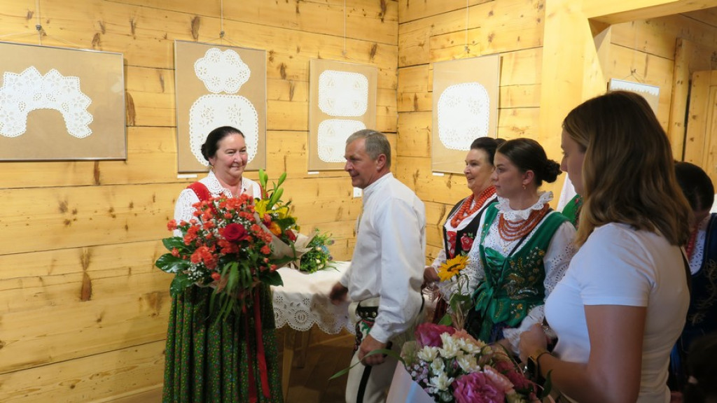 Biały haft w Czerwonym Dworze
