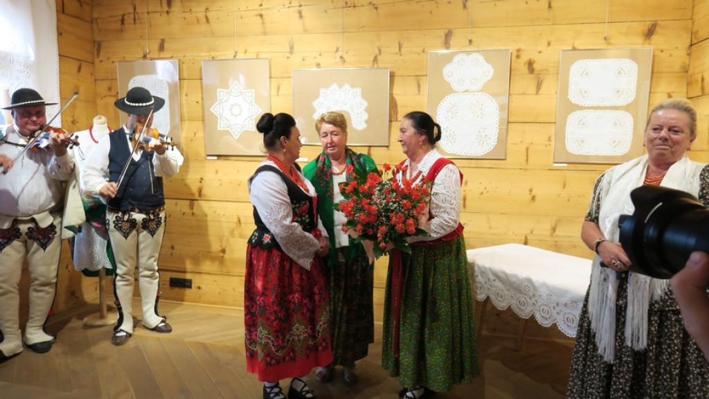 Biały haft w Czerwonym Dworze