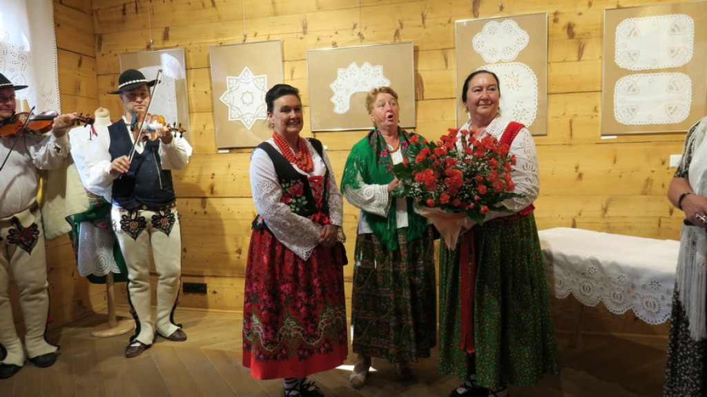 Biały haft w Czerwonym Dworze